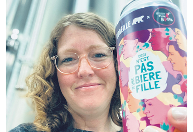 Annie St-Hilaire, copropriétaire de la Microbrasserie du Lac-Saint-Jean, est membre du collectif qui vient de lancer la bière Ceci n’est pas une bière de fille. Photo : Gracieuseté d’Annie St-Hilaire