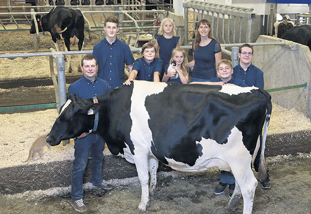 Le producteur laitier Pascal Cadieux (à gauche sur la photo) attend impatiemment avec sa famille que la fibre optique soit déployée dans leur rang de Rigaud, en Montérégie. Photo : Gracieuseté de Pascal Cadieux
