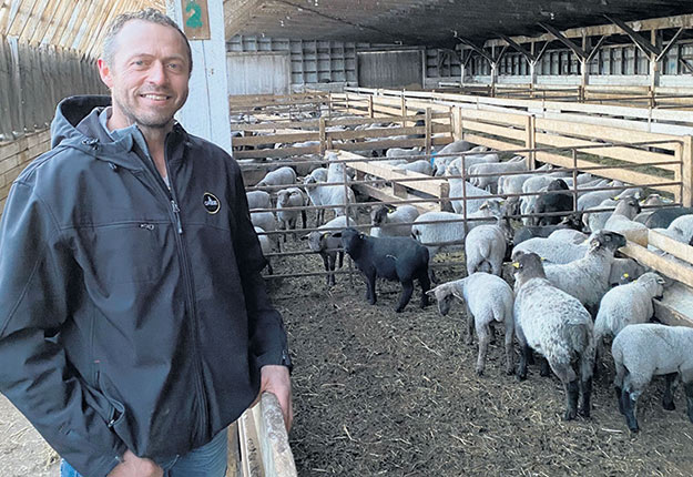 Une vingtaine de producteurs ovins du Saguenay–Lac-Saint-Jean, dont Dany Larouche, se sont rassemblés pour trouver un transporteur. Photo : Gracieuseté de Dany Larouche