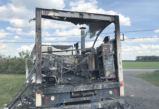 Une laveuse à pression installée dans la boîte fermée d’un camion a explosé, causant des brûlures graves à un employé de la Ferme agricole Idéal, le 5 juin 2020, à Saint-Léonard-d’Aston, dans le Centre-du-Québec. Photo : Gracieuseté de la CNESST