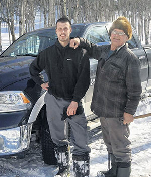 Anthony est toujours disponible pour aider son grand-père Réal, âgé de 82 ans, à l’érablière… un service que celui-ci lui rend en retour à la ferme.