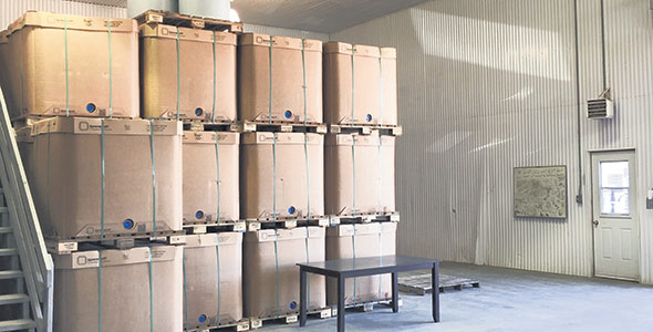 L’ensemble de la production de la famille Douville est vendu en vrac dans des contenants de 1 000 litres. Le sirop est placé dans un sac sous vide à l’intérieur de la boîte de carton. « C’est merveilleux pour préserver la qualité du sirop, et la boîte est biodégradable. Ça nous évite de devoir gérer des barils », commente Karine Douville.