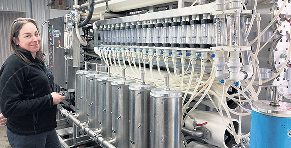 Deux systèmes de concentrateurs sont employés au centre de bouillage, puisque chacun des bénéficiaires (dont Karine Douville) alimente un évaporateur en particulier. L’eau d’érable est concentrée à 23 ºBrix pour alimenter le plus petit évaporateur. Ce concentrateur peut traiter jusqu’à 380 litres d’eau à la minute. Concernant l’eau qui arrive déjà concentrée, elle est reconcentrée avec un séparateur membranaire à haut Brix, c’est-à-dire, à 35 ºBrix. Ce dernier concentre 75 litres à la minute.