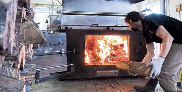 Les deux évaporateurs carburent aux bûches de 80 cm de longueur. L’entreprise peut employer jusqu’à 200 cordes par année pour produire un maximum de 170 000 litres de sirop en une saison. Les évaporateurs doivent être rechargés en bûches aux 20 minutes lorsqu’il s’agit de bois mou. Avec du bois franc, le temps de recharge peut s’étirer jusqu’à 45 minutes. Un système électronique contrôle l’entrée d’air et les ventilateurs afin de maintenir la température à 815 ºC. Lorsqu’il manque de combustible et que la température diminue, une lumière clignotante annonce l’heure de la recharge. « C’est performant et économique. Ça nous permet aussi de passer un paquet le bois sans valeur qui vient des travaux d’aménagement », souligne M. Douville.