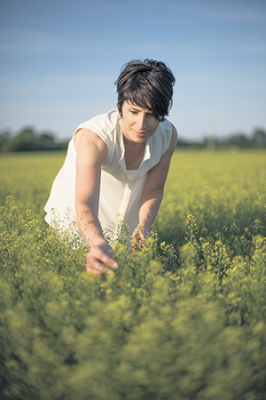Annie Poudrette utilise de l’huile de caméline cultivée au Québec dans la fabrication de ses produits cosmétiques. Photo : Gracieuseté d’Annie Poudrette