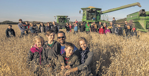 Le dernier partenaire d’affaires restant pour Pangea au Lac-Saint-Jean, Martin Brassard, en compagnie de sa famille et de ses employés. Photo : Gracieuseté de Martin Brassard
