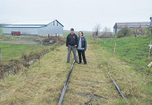 Pascal Laverdière et Chloé Gouin s’inquiètent que la piste cyclable passe au milieu de leurs bâtiments agricoles. Photos : Gracieuseté de Chloé Gouin