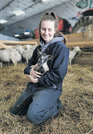 Leïla Arbour souhaite prendre la relève de ses parents, Manon Lelièvre et Sylvain Arbour, qui produisent depuis 2006 de l’agneau nourri aux algues en Gaspésie. Photo : Gracieuseté de la Bergerie du Margot