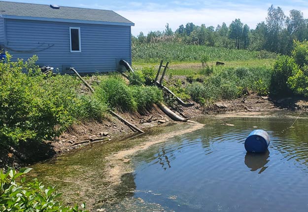Vincent Méthot s’inquiétait le 9 juin du niveau d’eau dans ses étangs anormalement bas, tôt dans la saison. Photo : Gracieuseté de Vincent Méthot