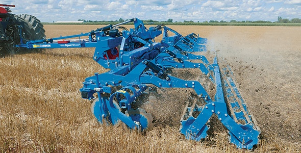 Le châssis-porteur du Gigant 10 offre la possibilité de mettre en œuvre efficacement divers outils LEMKEN avec un seul châssis.