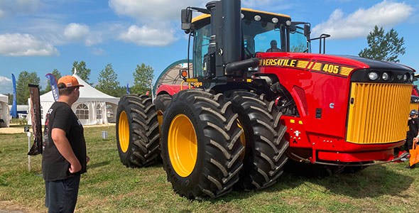 Le plus gros tracteur de l'Expo, un Versatile.