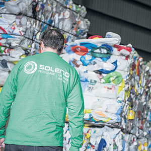 Plus de 100 millions de contenants de plastique sont recyclés annuellement chez Soleno Recyclage.