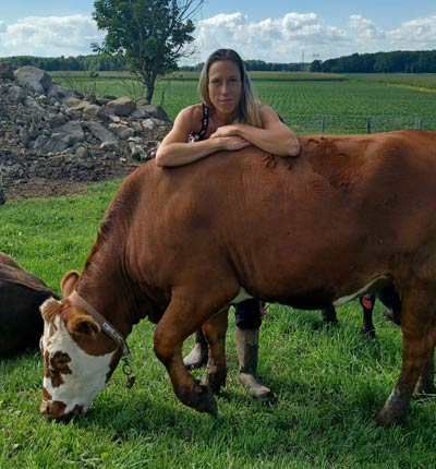 Fanny Grenier-Robillard et sa vache Betty. Photo : Gracieuseté de Fanny Grenier-Robillard
