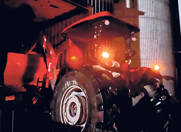 Des agricultrices ont actionné les lumières de leur tracteur pour rendre hommage à Manon Savoie. Gracieuseté de Catherine Langevin