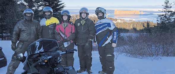 Samuel Beaudry, Sylvain Beaudry, Michelle Clément du Manitoba, Gerry Clément du Manitoba et Daniel Schindel du Manitoba, lors d’une excursion en motoneige, en Gaspésie.