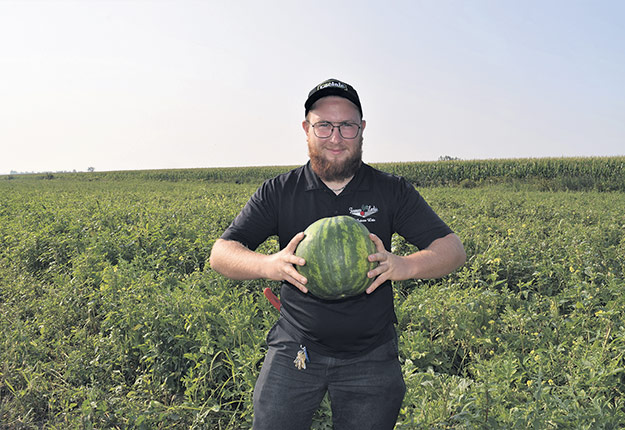 Il y a trois ans, Gabriel Leclair s’est lancé dans la culture des melons d’eau et il constate que les consommateurs sont au rendez-vous. Photos : David Riendeau
