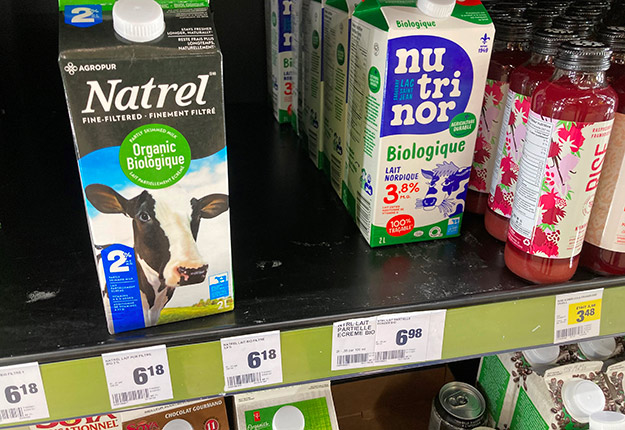Les deux rangées de lait bio Natrel étaient presque vides au moment du passage de La Terre dans une épicerie de Saint-Hyacinthe, comparativement à un produit concurrent bio vendu un peu plus cher à ce moment. Photo : Martin Ménard / TCN