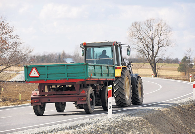 Il existe de nombreuses règles de sécurité routière – et de nombreuses exceptions agricoles – en ce qui concerne les remorques sur la route.