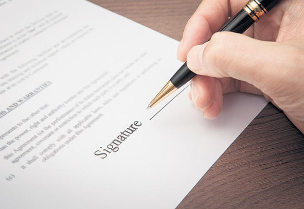 Il est toujours préférable d’avoir un contrat écrit, puisqu’il permet aux parties d’énoncer clairement ce sur quoi elles s’entendent et qu’il peut facilement être mis en preuve au besoin. Photo : Shutterstock
