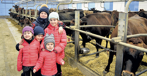 Les enfants de Janie et de Demsey accompagnent régulièrement leurs parents à la ferme.  De gauche à droite : Florence, Olivier, Alexandre, Charlie et Angélique. 