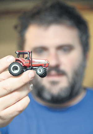 Le producteur laitier Sam Lefebvre est passionné de tracteurs miniatures depuis l’enfance.