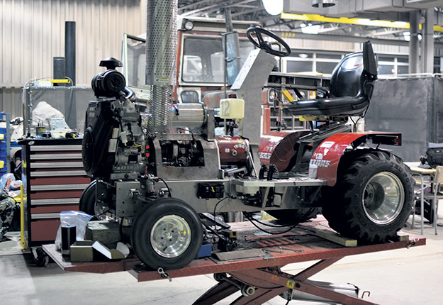 Le mini-tracteur en construction en vue de la compétition internationale d’ingénierie qui aura lieu en Illinois. Photos : Maxime Bilodeau