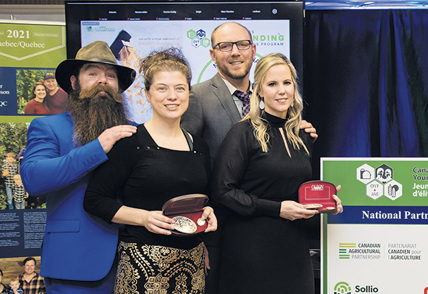 Wes Kuntz et Jenny Butcher, de l’Ontario, ainsi que Raymond et Tracey Bredenhof, de la Colombie- Britannique, ont remporté les grands honneurs de la 41e édition du concours national des Jeunes agriculteurs d’élite du Canada. Photo : Gracieuseté des Jeunes agriculteurs d’élite du Canada