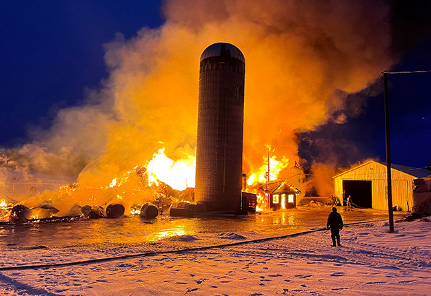 Les pompiers ont combattu les flammes toute la soirée, le 20 décembre. Environ 60 animaux ont péri. Photo : gracieuseté de Claude Cummings
