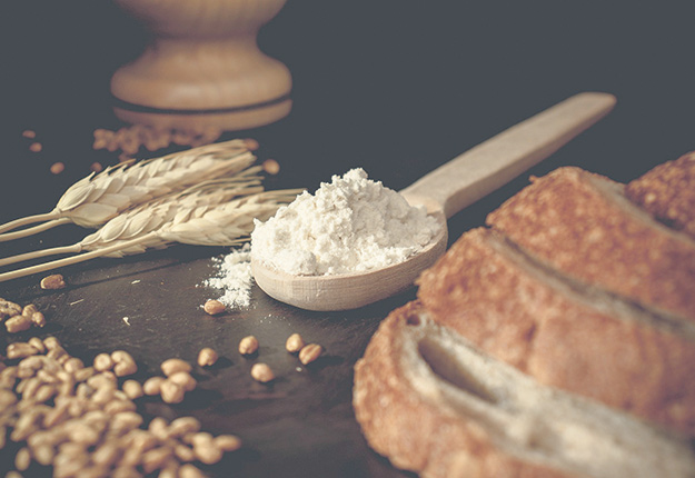 La farine de blé entier est composée de farine blanche à laquelle on ajoute les sons, tandis que la farine entière est moulue et très peu tamisée, ce qui permet de conserver le son, le germe et l’amande. Photo : Pixabay