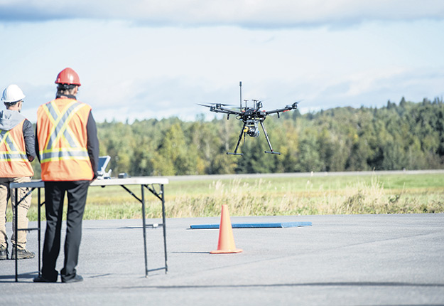 Plusieurs entreprises offrent des formations spécialisées pour accompagner les futurs pilotes de drones. Photo : Gracieuseté du Centre d’excellence sur les drones d’Alma