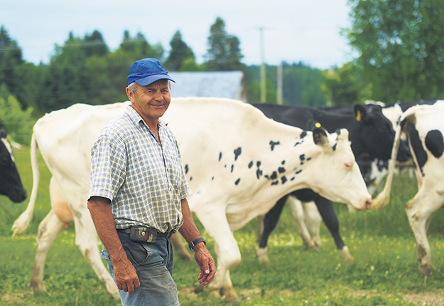 Le producteur Gérard Bouchard, de Saint-Félicien au Lac-Saint-Jean, se désole que la demande de lait bio ne soit pas plus élevée. « On n’a pas fait la job pour vendre notre produit bio », a-t-il souligné lors de l’assemblée, affirmant qu’il serait grand temps d’expliquer aux consommateurs les avantages du lait bio, d’un point de vue environnemental notamment. Photo : Martin Ménard/Archives TCN