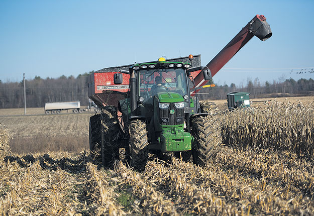 Aux États-Unis, la compagnie John Deere est accusée de ne pas laisser les agriculteurs diagnostiquer eux-mêmes les problèmes de leur machinerie. Photo : Martin Ménard/Archives TCN