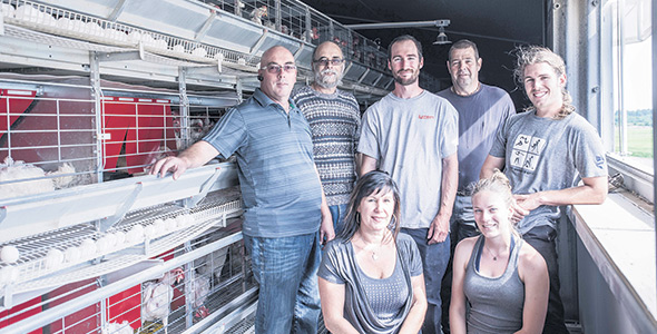 Une partie de l’équipe de la Ferme avicole Paul Richard : Diane Vaillancourt, Marie-Ève, Maurice, Alain, Jean-Philippe, Alexandre Richard et Guy Desrochers.