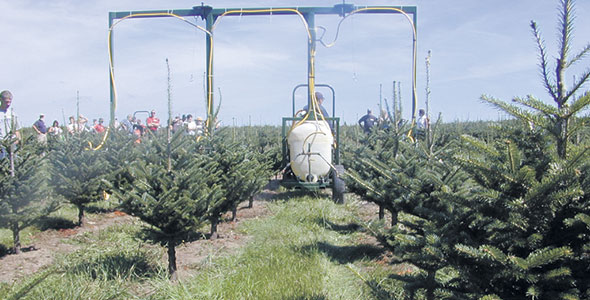 Le pulvérisateur à jets dirigés multirangs permet une application de produits phytosanitaires plus efficace que les « canons ». Photo : Gracieuseté d’André Pettigrew