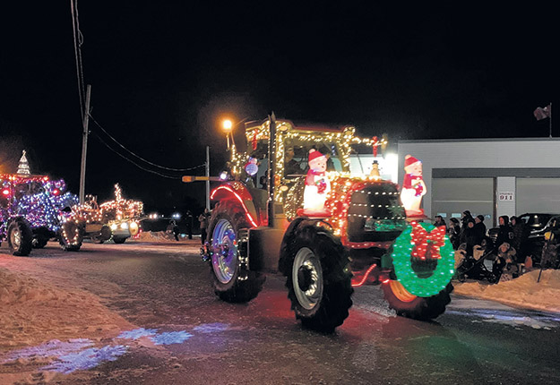 Pas moins de 43 tracteurs et camions ont sillonné les rues de trois municipalités de la Montérégie, le 22 décembre. Photos : Gracieuseté d’Éric Laforge