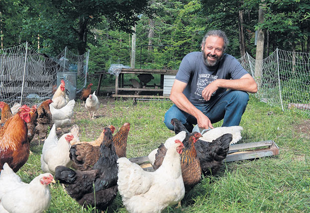 Dominic Lamontagne, propriétaire de La ferme impossible, avec quelques-unes de ses poules rustiques. Photo : Le photographe agricole
