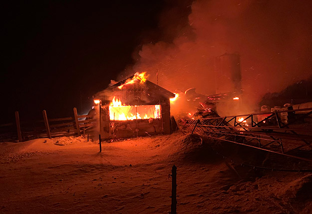 Un incendie survenu le soir du 24 janvier, à Saint-Ferdinand dans le Centre-du-Québec, a complètement détruit une étable abritant une cinquantaine de vaches. Photo : Gracieuseté