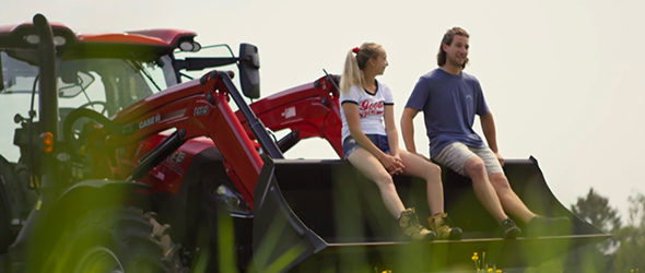 C’est une fois assis sur la pelle du tracteur qu’Édouard s’est dégêné un peu avec Marika.