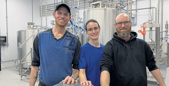 Mathieu, Julie et Luc Charbonneau disposent de tout l’équipement requis pour se lancer dans la fabrication de produits fermiers.