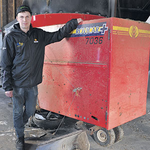 Le système adapté par David distribue l’ensilage et la paille entre les deux murets de la mangeoire et une gratte nettoie le couloir.