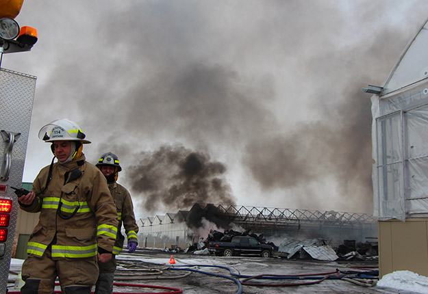 Le feu a pris naissance dans un bâtiment servant d’entrepôt et s’est propagé à un autre bâtiment. Photos: Patricia Blackburn / TCN