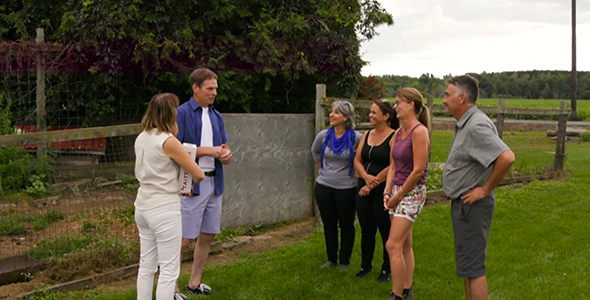 La visite surprise de Nicolas et Louise a eu l’effet d’une bombe de joie à la ferme de Denis.
