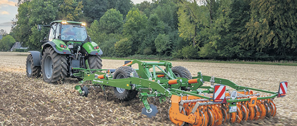 Le nouveau Ceus 3000-TX d’Amazone est équipé d’un essieu central et est conçu pour des véhicules de 150 ch et plus. Photos : Gracieuseté d’Amazone
