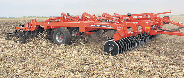 Le Dominator 4860, de Kuhn, possède deux rangées de tiges de sous-sol, fixées sur un espacement étroit de 18 po, permettent une fracture maximale du sous-sol.