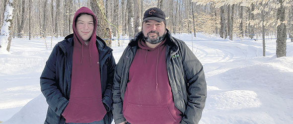 Antoine Urbain et son père, Normand Urbain, sont prêts pour la saison des sucres 2022.