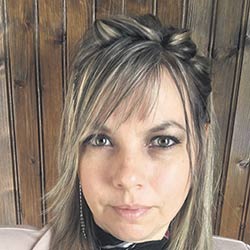 « Il faut s’assurer que tout ce qui entre à la ferme et qui en sort est dépourvu d’organismes nuisibles. La pérennité de l’industrie est liée aux bonnes pratiques en matière de biosécurité. » - Josée Tremblay, MAPAQ