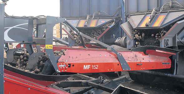 Le convoyeur d’alimentation double MF 152 permet à deux remorques de se décharger simultanément, évitant ainsi l’attente au moment du déchargement. Photo : Gracieuseté de Machineries Del Mont Guay