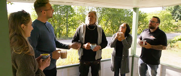 « Bonjour, on est la famille de Joé et on vient rencontrer les prétendantes. Ah? Il n’en reste qu’une? Dans ce cas, enchanté, Andréanne! »