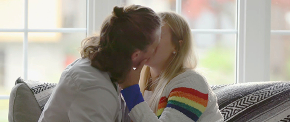 Nous étions plusieurs à attendre ce moment! Édouard et Marika se sont finalement embrassés.