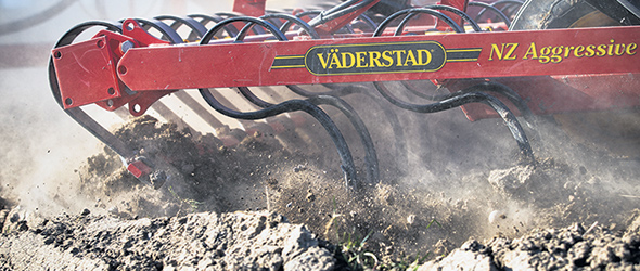 Le vibroculteur NZA de Väderstad crée un milieu favorable à la germination tout en travaillant à une profondeur semblable à la cavité du semis. Photo : Gracieuseté de Väderstad
